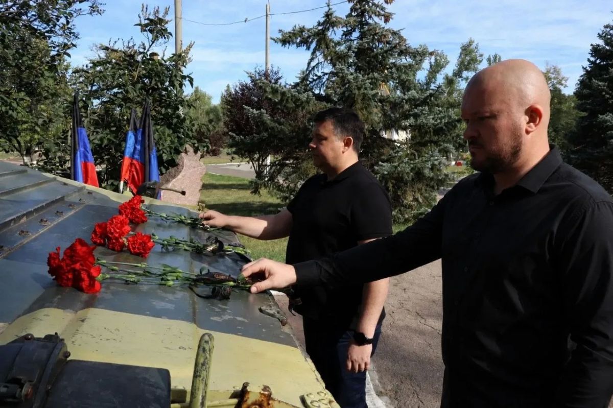 В Центрально-Городском внутригородском районе Горловки возложили цветы в память о первом главе Донецкой Народной Республики В Центрально-Городском внутригородском районе Горловки возложили цветы в память о первом главе Донецкой Народной Республики