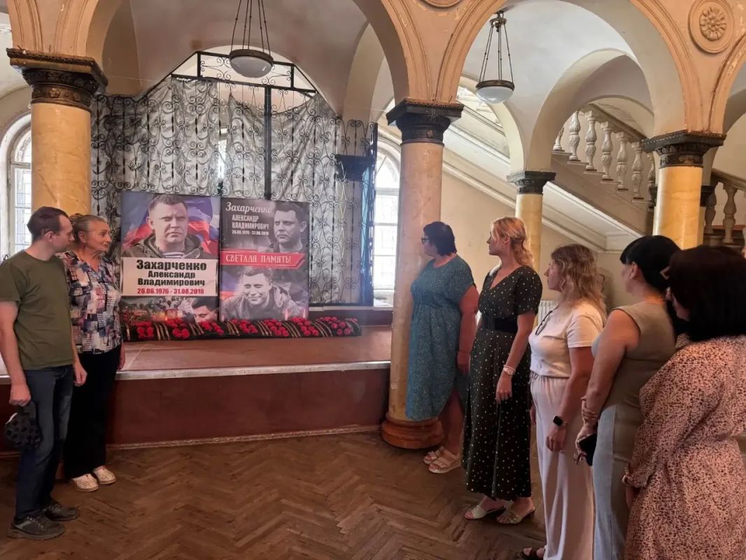 Сегодня, во Дворце культуры, состоялась акция памяти первого главы Донецкой Народной Республики - Александра Владимировича Захарченко Сегодня, во Дворце культуры, состоялась акция памяти первого главы Донецкой Народной Республики - Александра Владимировича Захарченко