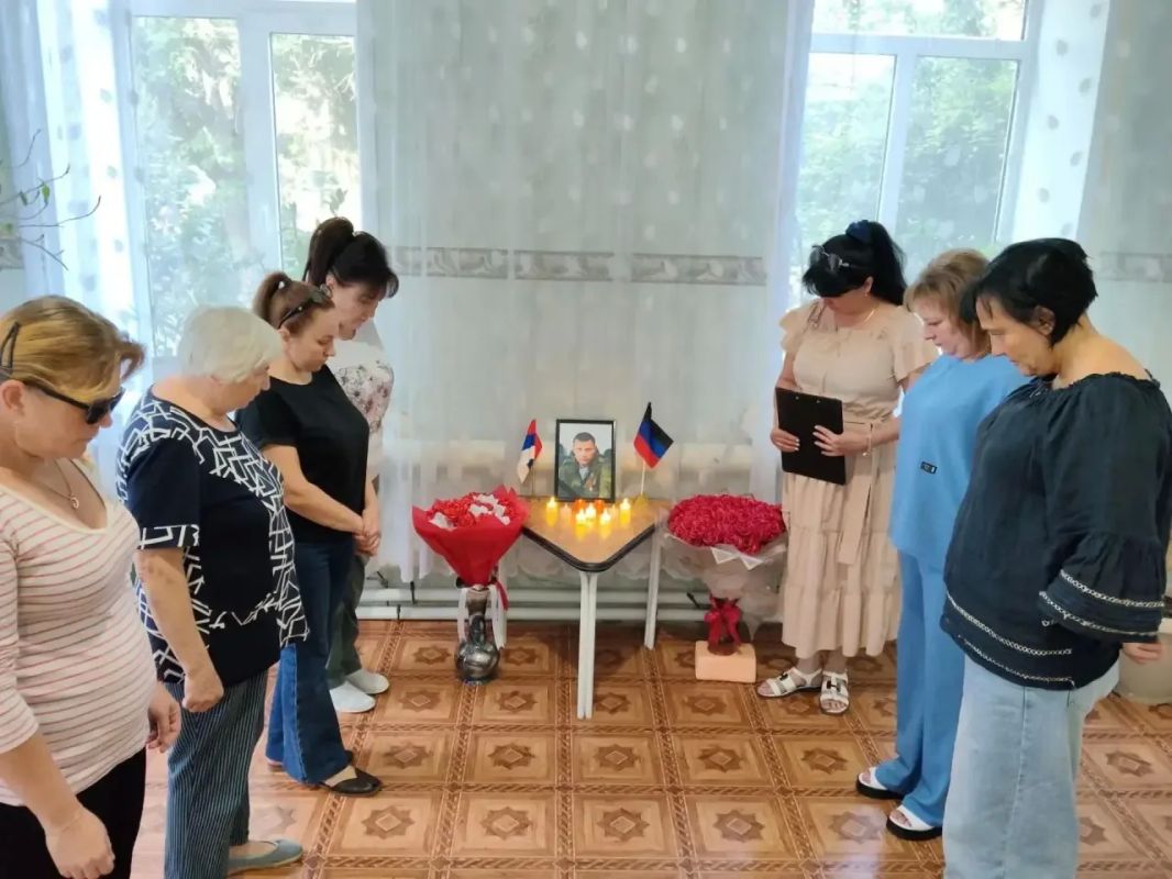 Сегодня, 31 августа, Донецкая Народная Республика, а вместе с ней и все, кто помнит и ценит историю становления Донбасса, скорбят и вспоминают Александра Владимировича Захарченко – первого Главу ДНР, погибшего в этот день... Сегодня, 31 августа, Донецкая Народная Республика, а вместе с ней и все, кто помнит и ценит историю становления Донбасса, скорбят и вспоминают Александра Владимировича Захарченко – первого Главу ДНР, погибшего в этот день...