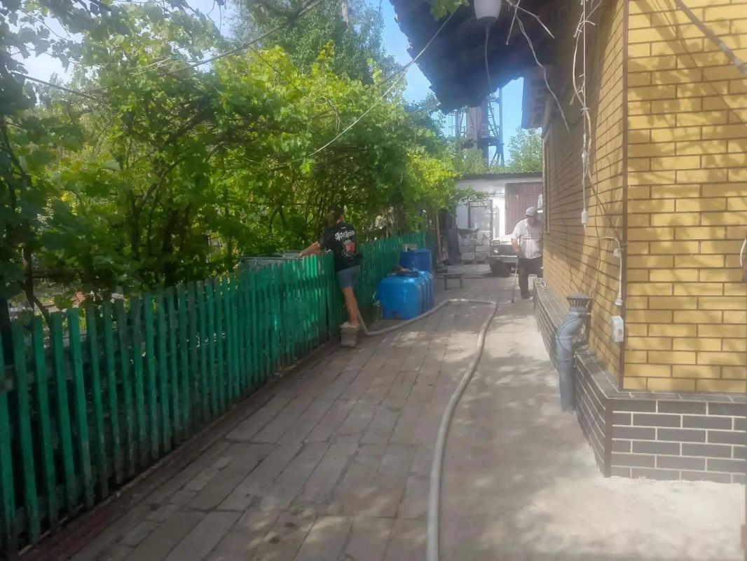 Сегодня, 31 августа, в Кировском внутригородском районе при поддержке региона-шефа Московская область произведен подвоз воды в жилом массиве «Путь Ильича» для жителей улиц Кальмана, Тихая, Алексеева, Матросова Сегодня, 31 августа, в Кировском внутригородском районе при поддержке региона-шефа Московская область произведен подвоз воды в жилом массиве «Путь Ильича» для жителей улиц Кальмана, Тихая, Алексеева, Матросова