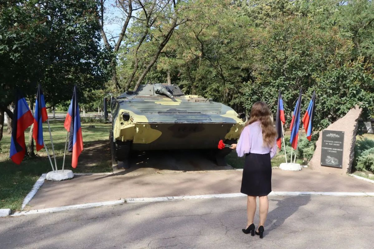 В Центрально-Городском внутригородском районе Горловки возложили цветы в память о первом главе Донецкой Народной Республики В Центрально-Городском внутригородском районе Горловки возложили цветы в память о первом главе Донецкой Народной Республики