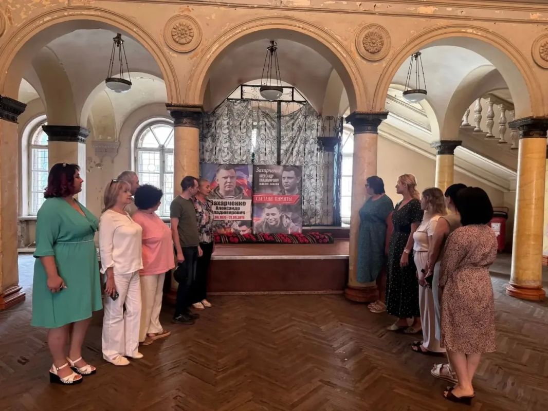 Сегодня, во Дворце культуры, состоялась акция памяти первого главы Донецкой Народной Республики - Александра Владимировича Захарченко Сегодня, во Дворце культуры, состоялась акция памяти первого главы Донецкой Народной Республики - Александра Владимировича Захарченко