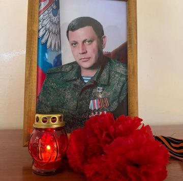Сегодня, 31 августа, в Кировском внутригородском районе прошли мероприятия, посвященные памяти Первого Главы Донецкой Народной Республики Александра Владимировича Захарченко
