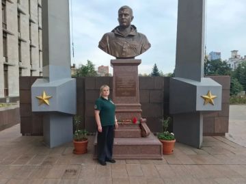 «Его называли Батей». Макеевское отделение Комитета семей воинов Отечества под руководством Дины Михайловой возложили цветы к бюсту Александра Владимировича Захарченко, почтив память Первого Главы Донецкой Народной Республики