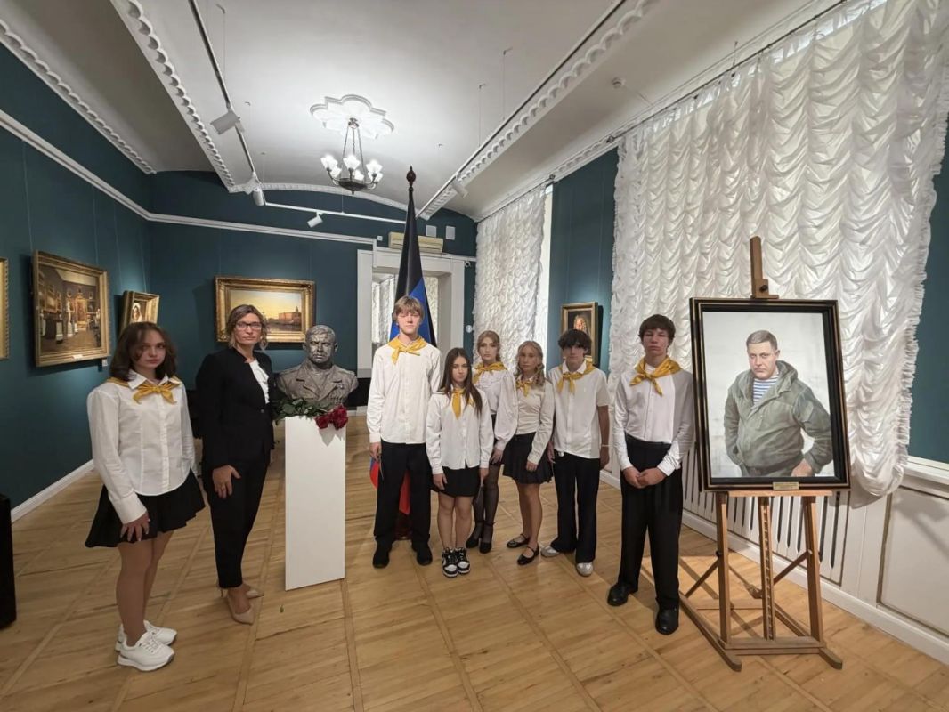 Учащиеся профильного класса РВИО донецкого лицея № 1 почтили память первого Главы Донецкой Народной Республики Александра Захарченко Учащиеся профильного класса РВИО донецкого лицея № 1 почтили память первого Главы Донецкой Народной Республики Александра Захарченко