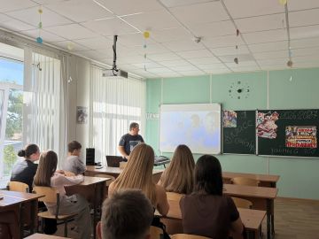 Снова 31 августа.... В Тельманово сегодня собралась молодёжь, чтобы сказать: мы помним Захарченко. Прошло 9 лет, но для нас «Батя» навсегда останется символом мужества и борьбы за Донбасс