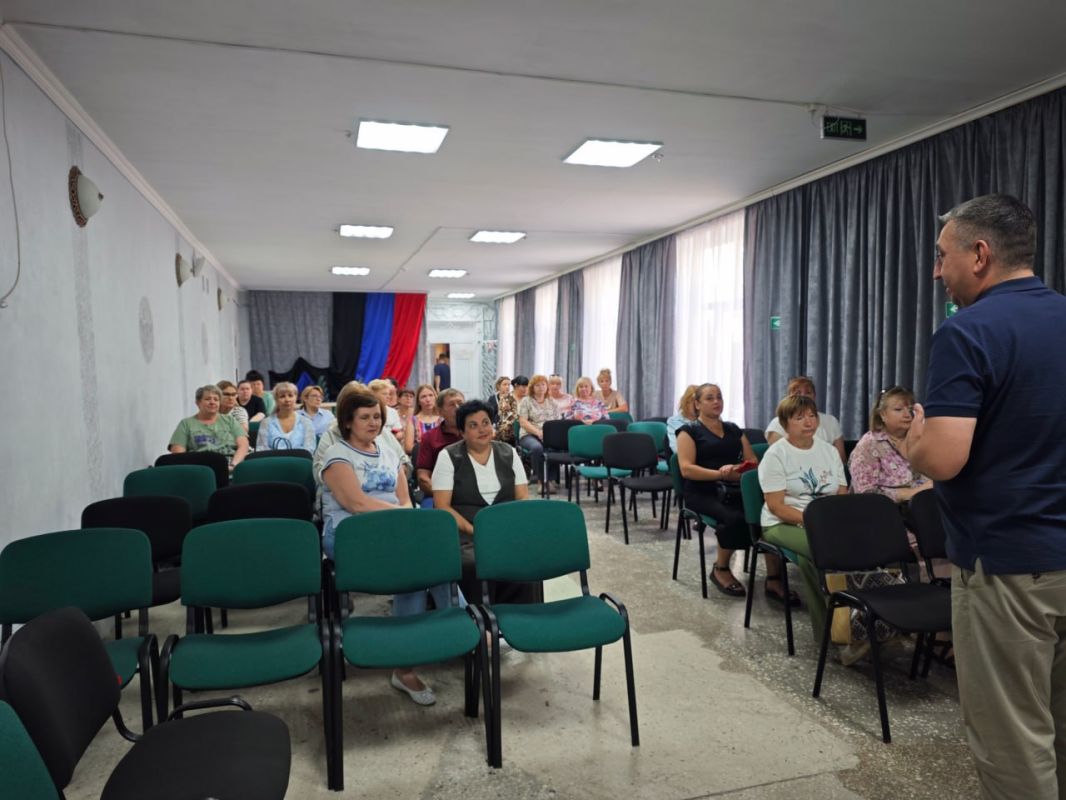 Сегодня, 31 августа 2026 года, в рамках проектов «Управдом» и "Школа ЖКХ", первый заместитель руководителя Управы Роман Гладких провел встречу с жителями Сегодня, 31 августа 2026 года, в рамках проектов «Управдом» и "Школа ЖКХ", первый заместитель руководителя Управы Роман Гладких провел встречу с жителями