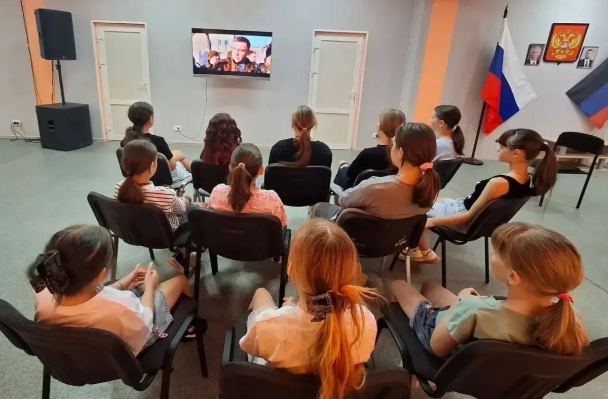Сегодня, в день памяти первого Главы Донецкой Народной Республики — Александра Владимировича Захарченко, в молодежном отделе Светлодарского городского Дворца культуры состоялся показ документального фильма «Первый»... Сегодня, в день памяти первого Главы Донецкой Народной Республики — Александра Владимировича Захарченко, в молодежном отделе Светлодарского городского Дворца культуры состоялся показ документального фильма «Первый»...