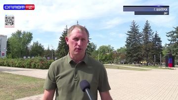 Шахтёрск помнит: весь день люди идут к монументу Захарченко