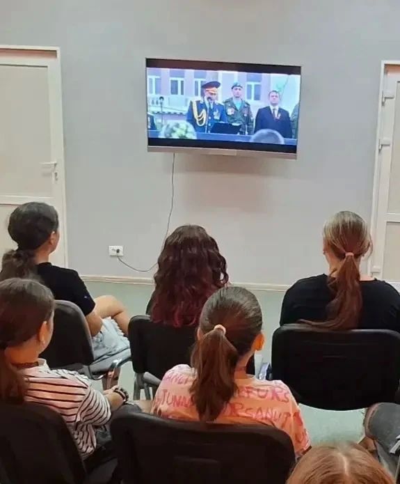 Сегодня, в день памяти первого Главы Донецкой Народной Республики — Александра Владимировича Захарченко, в молодежном отделе Светлодарского городского Дворца культуры состоялся показ документального фильма «Первый»... Сегодня, в день памяти первого Главы Донецкой Народной Республики — Александра Владимировича Захарченко, в молодежном отделе Светлодарского городского Дворца культуры состоялся показ документального фильма «Первый»...