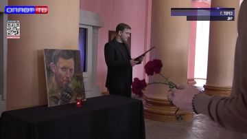 Он всегда был на передовой: в Торезе почтили память Александра Захарченко