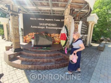 Жители Донецкой Народной Республики несут цветы к месту гибели первого Главы ДНР Александра Захарченко
