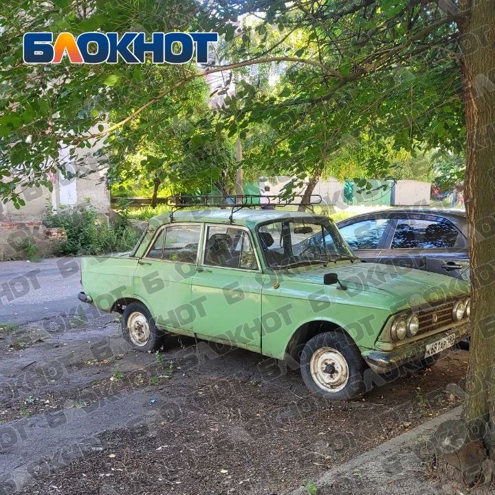 Второй год стоят во дворе: жители Донецка снова жалуются на бесхозные автомобили Второй год стоят во дворе: жители Донецка снова жалуются на бесхозные автомобили