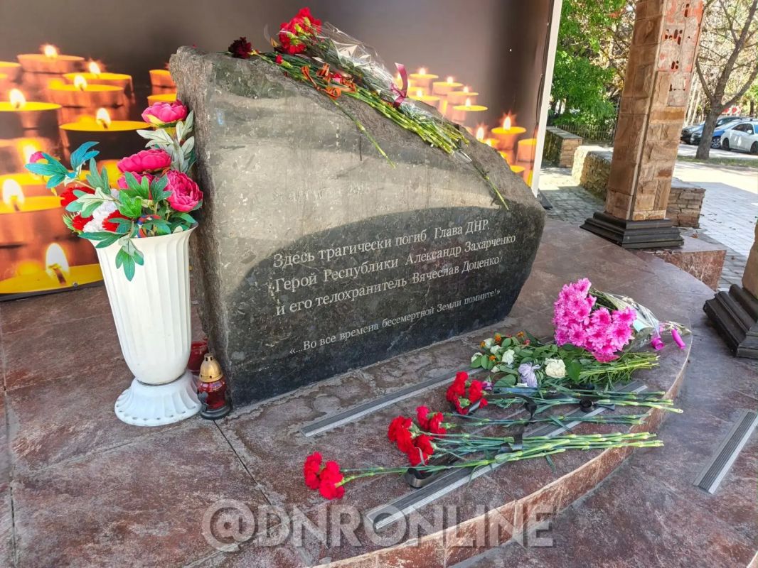 Жители Донецкой Народной Республики несут цветы к месту гибели первого Главы ДНР Александра Захарченко Жители Донецкой Народной Республики несут цветы к месту гибели первого Главы ДНР Александра Захарченко