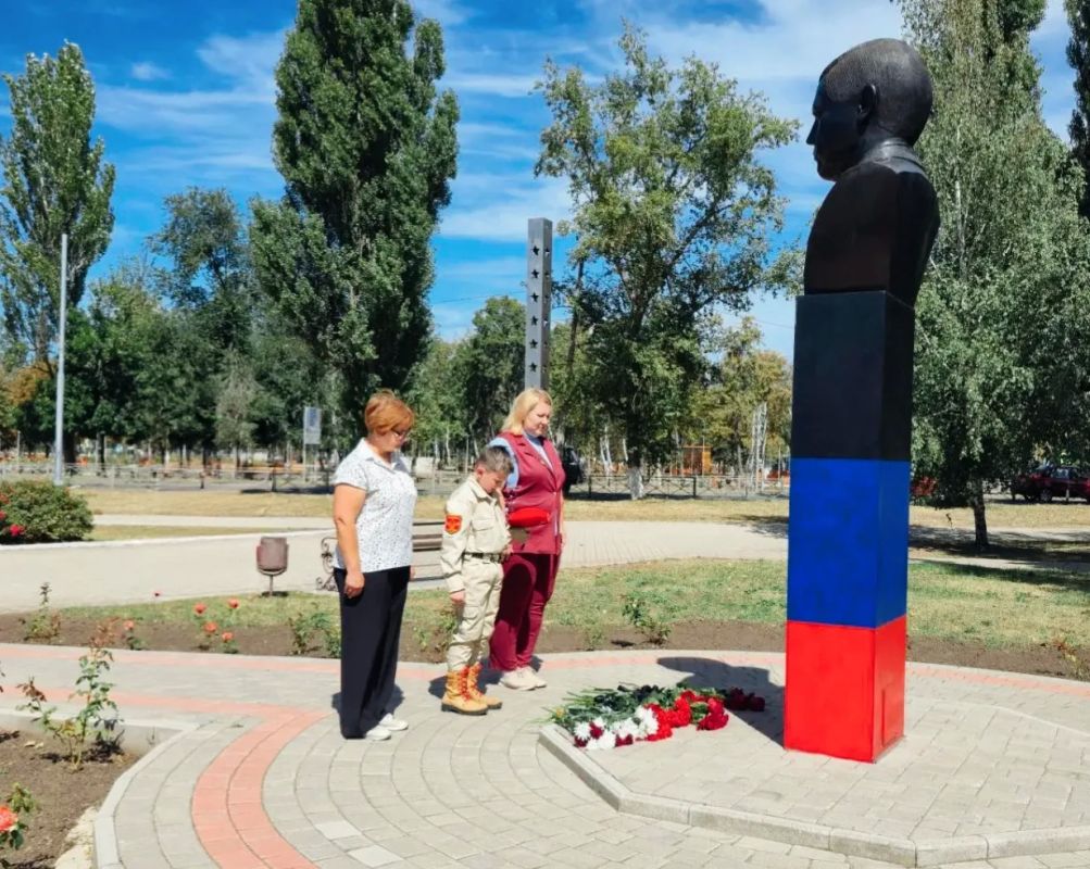 Пока мы помним — он жив!. Сегодня, в годовщину трагической гибели первого Главы Донецкой Народной Республики Александра Владимировича Захарченко, мы вспоминаем человека, ставшего символом мужества и несгибаемой воли Донбасса Пока мы помним — он жив!. Сегодня, в годовщину трагической гибели первого Главы Донецкой Народной Республики Александра Владимировича Захарченко, мы вспоминаем человека, ставшего символом мужества и несгибаемой воли Донбасса