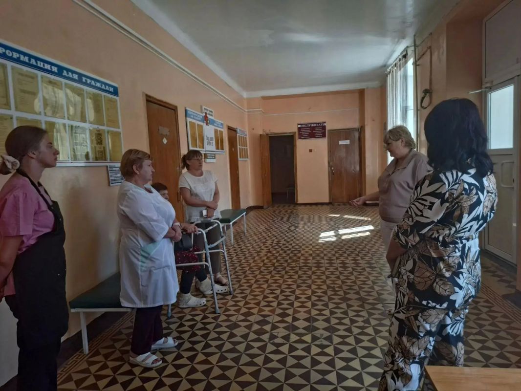 Сегодня, 31 августа, заместитель главы администрации городского округа Макеевка Ирина Сидякина провела встречу с жителями Кировского района на подведомственной территории Государственного бюджетного учреждения Донецкой... Сегодня, 31 августа, заместитель главы администрации городского округа Макеевка Ирина Сидякина провела встречу с жителями Кировского района на подведомственной территории Государственного бюджетного учреждения Донецкой...