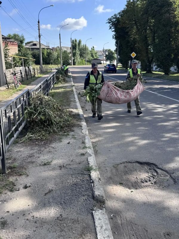 С заботой об округе. Коллектив коммунального предприятия «Эко-Комфорт-Сервис» продолжает системную работу по благоустройству округа С заботой об округе. Коллектив коммунального предприятия «Эко-Комфорт-Сервис» продолжает системную работу по благоустройству округа