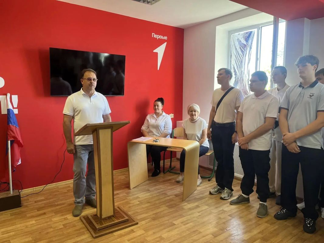 Сегодня, 1 сентября, представители ФГУП «Железные дороги Новороссии» приняли участие в торжественной линейке в Дебальцевском колледже транспортной инфраструктуры – филиале ФГБОУВО «Донецкий институт железнодорожного... Сегодня, 1 сентября, представители ФГУП «Железные дороги Новороссии» приняли участие в торжественной линейке в Дебальцевском колледже транспортной инфраструктуры – филиале ФГБОУВО «Донецкий институт железнодорожного...