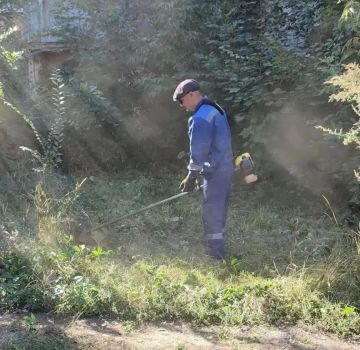 Сегодня, 1 сентября, с целью приведения территории в надлежащее санитарное состояние в Кировском внутригородском районе города Макеевки силами Макеевского филиала НКО «ЕДИНЫЙ РЕГИОНАЛЬНЫЙ ФОНД ПО УПРАВЛЕНИЮ МНОГОКВАРТИРНЫМИ...