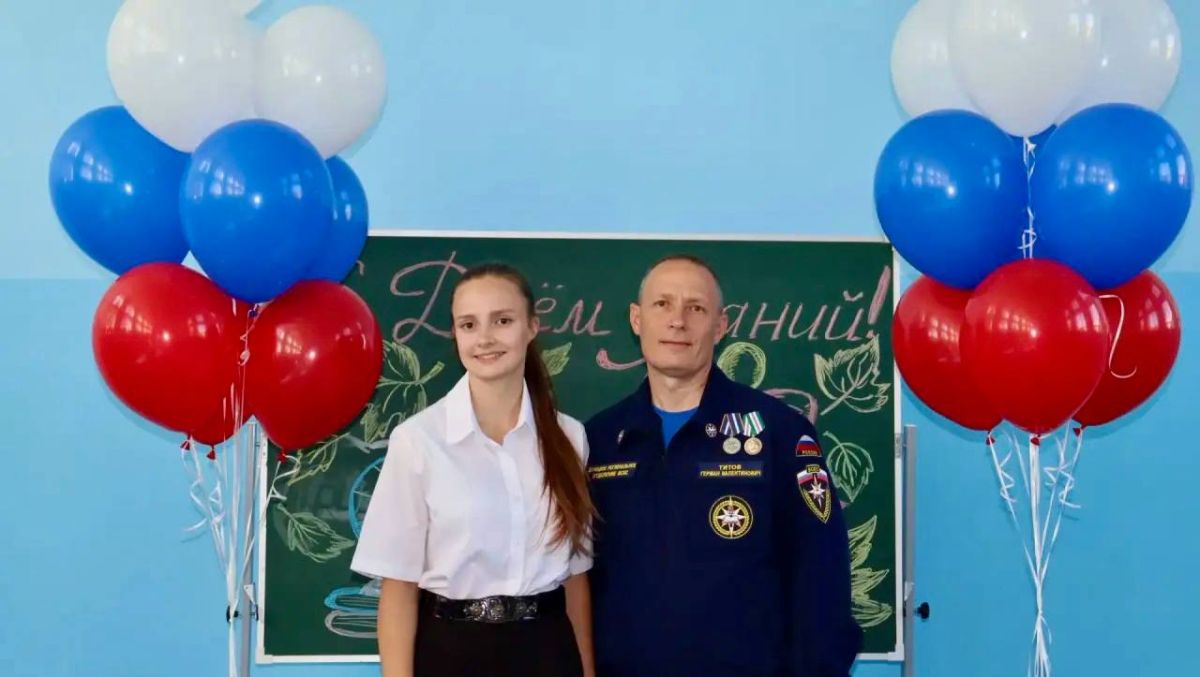 ВСКС — это семья. И это чувство объединяет не только тех, у кого одинаковые фамилии… В День знаний в Макеевском педагогическом колледже выступил Герман Титов — начальник отдела подготовки и применения спасательных... ВСКС — это семья. И это чувство объединяет не только тех, у кого одинаковые фамилии… В День знаний в Макеевском педагогическом колледже выступил Герман Титов — начальник отдела подготовки и применения спасательных...