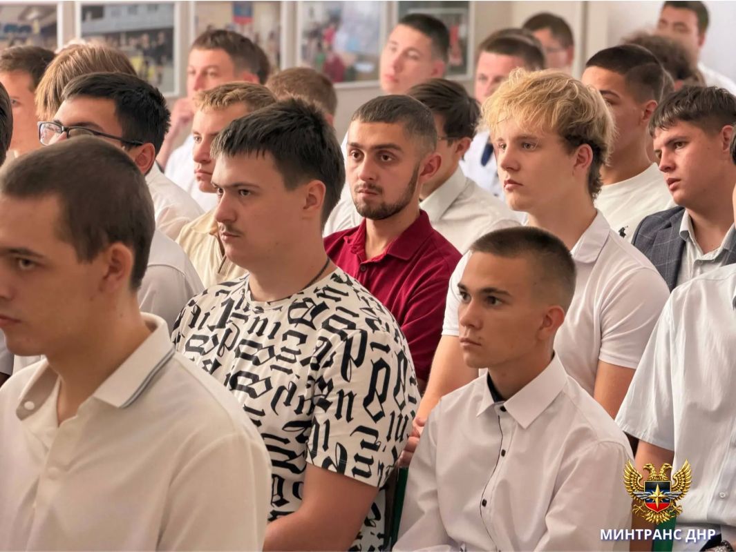Из студентов — в профессионалы: в Донецкой академии транспорта дали старт новому учебному году Из студентов — в профессионалы: в Донецкой академии транспорта дали старт новому учебному году