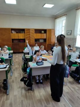 1 сентября сотрудники Зуевской библиотеки-филиала №5 провели для учащихся ГБОУ «Зуевская СШ №11 г.о. Харцызска» лингвистическую игру «Путешествие со словарем»