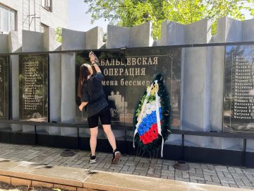 Сотрудники отдела физической культуры, спорта и туризма администрации городского округа Дебальцево совместно с МБУ ДО Спортивная школа г.о. Дебальцево провели субботник на территории Монумента «Дебальцевская операция