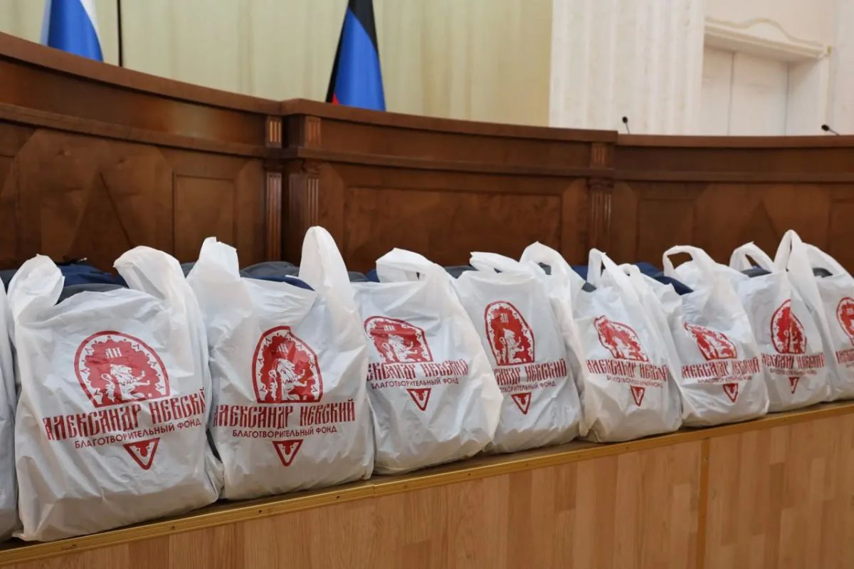 Более 200 комплектов школьных принадлежностей вручили первоклассникам в ДНР Более 200 комплектов школьных принадлежностей вручили первоклассникам в ДНР
