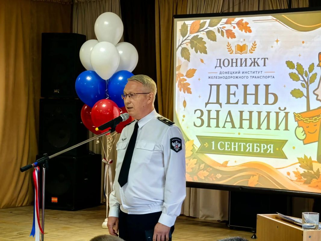 Александр Бондаренко: В День знаний принял участие в торжественной церемонии посвящения в студенты первокурсников Донецкого института железнодорожного транспорта! Александр Бондаренко: В День знаний принял участие в торжественной церемонии посвящения в студенты первокурсников Донецкого института железнодорожного транспорта!