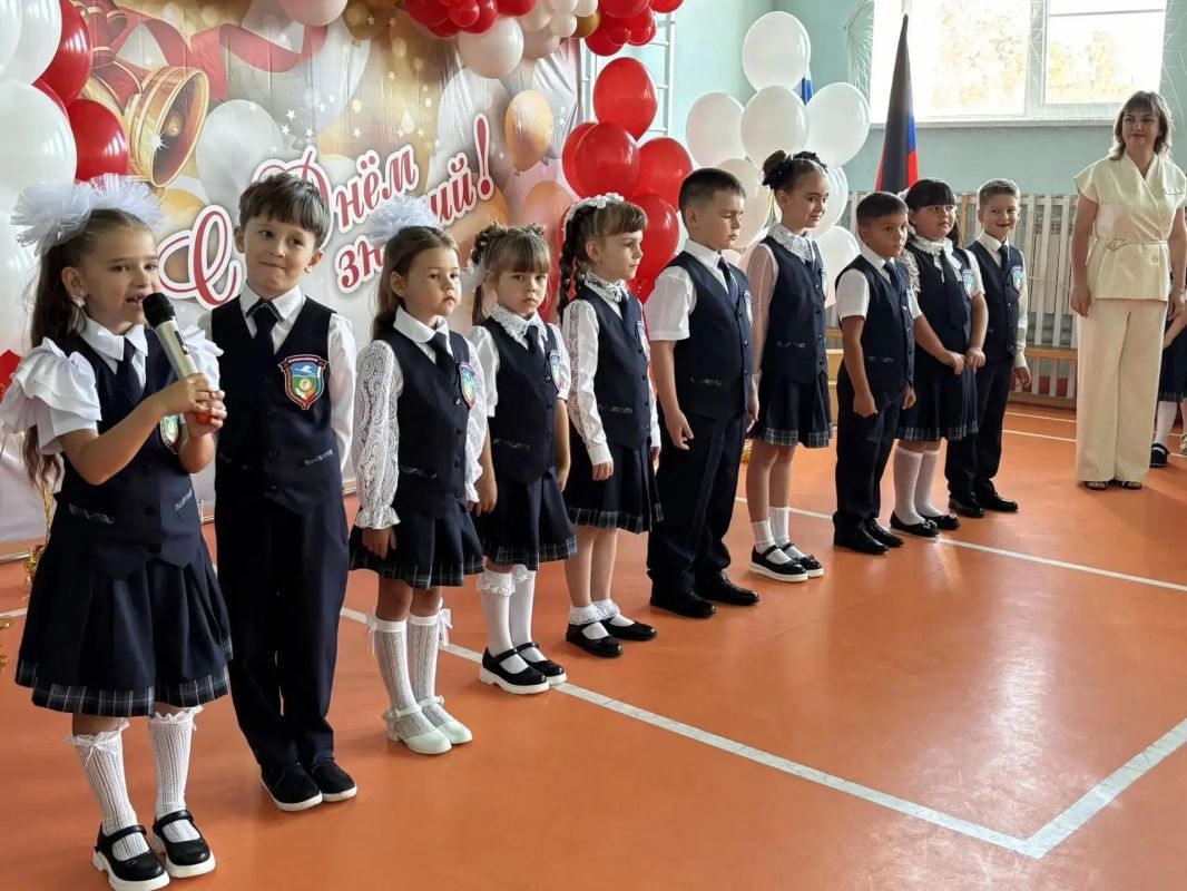 Продолжаем наше путешествие! Следующая остановка в Мангушской школе № 2 Продолжаем наше путешествие! Следующая остановка в Мангушской школе № 2