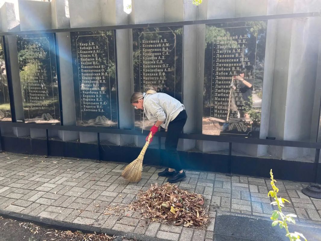 Сотрудники отдела физической культуры, спорта и туризма администрации городского округа Дебальцево совместно с МБУ ДО Спортивная школа г.о. Дебальцево провели субботник на территории Монумента «Дебальцевская операция Сотрудники отдела физической культуры, спорта и туризма администрации городского округа Дебальцево совместно с МБУ ДО Спортивная школа г.о. Дебальцево провели субботник на территории Монумента «Дебальцевская операция