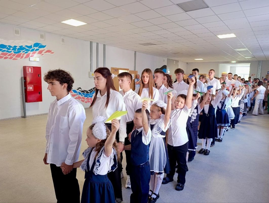 В Снежном прошли торжественные линейки ко Дню знаний В Снежном прошли торжественные линейки ко Дню знаний
