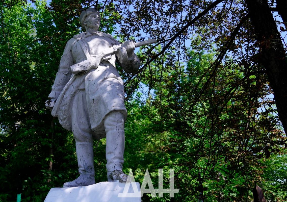Вечная память героям. Братская могила воинов-красноармейцев, погибших в фашистском плену Вечная память героям. Братская могила воинов-красноармейцев, погибших в фашистском плену