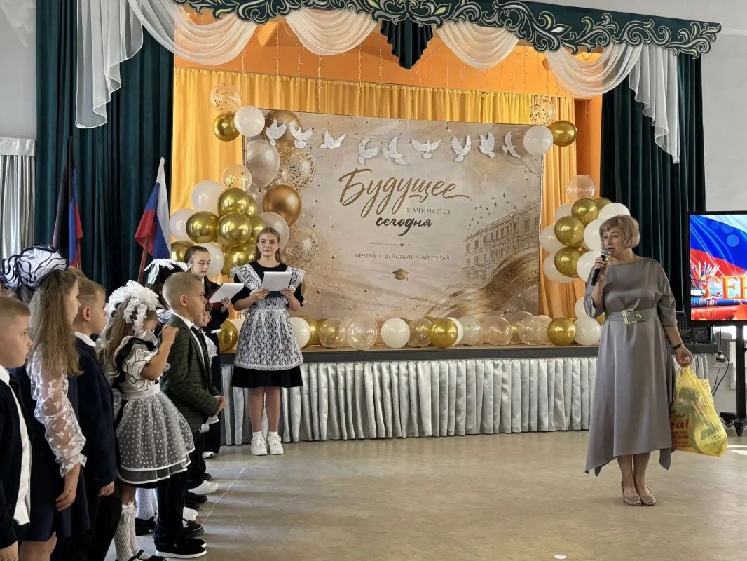 С Днём знаний, школа № 4!. Сегодня депутат Снежнянского городского совета Ирина Карташева побывала в ГБОУ «СШ 4» и от всей души поздравила ребят, учителей и родителей с началом учебного года! Пожелала школьникам новых побед... С Днём знаний, школа № 4!. Сегодня депутат Снежнянского городского совета Ирина Карташева побывала в ГБОУ «СШ 4» и от всей души поздравила ребят, учителей и родителей с началом учебного года! Пожелала школьникам новых побед...