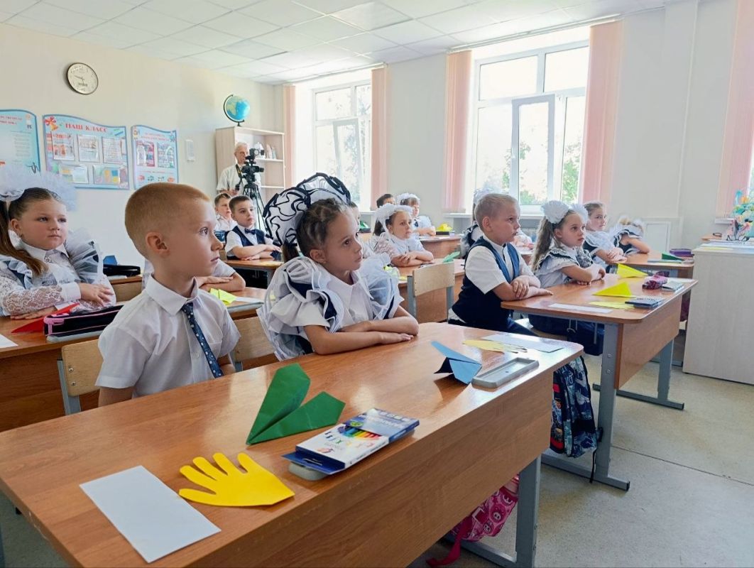 В Снежном прошли торжественные линейки ко Дню знаний В Снежном прошли торжественные линейки ко Дню знаний