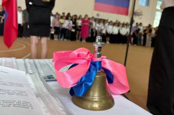 Подарки, напутствия и «Самолетики будущего»: как встретили День знаний в ДНР