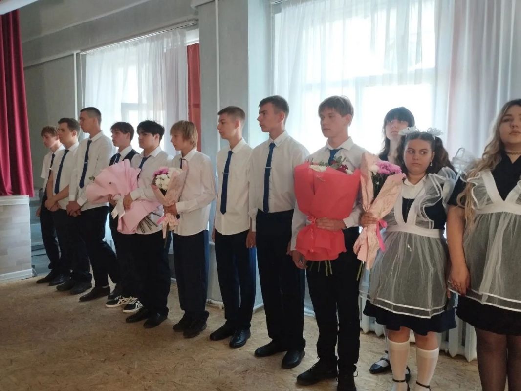 Ура! Сегодня в школах г. Моспино прозвенел первый звонок! Ура! Сегодня в школах г. Моспино прозвенел первый звонок!