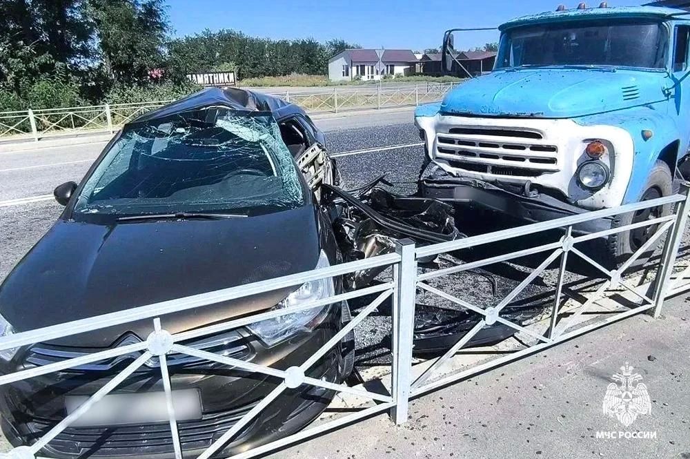 Сотрудники МЧС работали на месте ДТП в Шахтерском районе Сотрудники МЧС работали на месте ДТП в Шахтерском районе