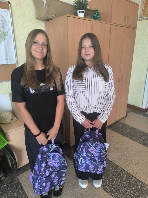 К 1 сентября представители шеф-региона — Чукотского автономного округа — приехали с подарками к школьникам посёлка Новолуганское К 1 сентября представители шеф-региона — Чукотского автономного округа — приехали с подарками к школьникам посёлка Новолуганское