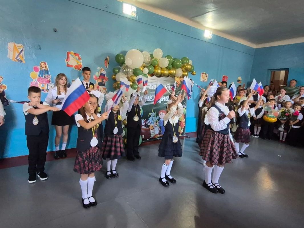 Ура! Сегодня в школах г. Моспино прозвенел первый звонок! Ура! Сегодня в школах г. Моспино прозвенел первый звонок!