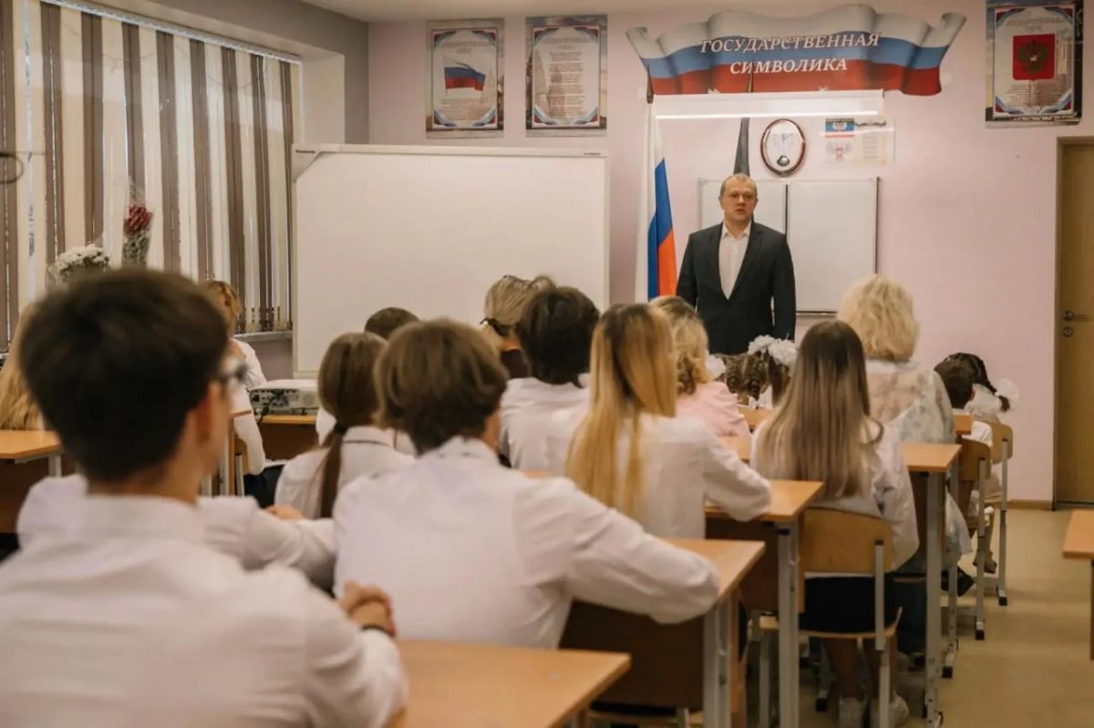 Глава Мариуполя посетил первый урок в трех новых кадетских классах