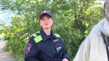 Сегодня в ДНР конные патрули обеспечивали безопасность возле образовательных организаций