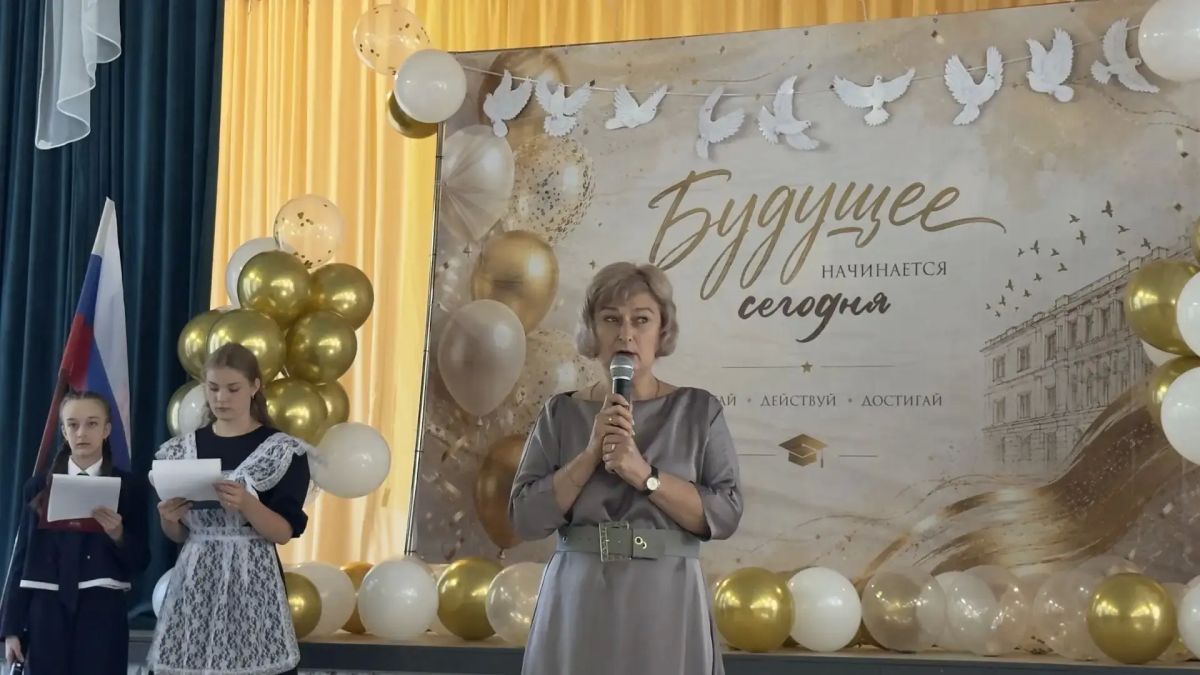 С Днём знаний, школа № 4!. Сегодня депутат Снежнянского городского совета Ирина Карташева побывала в ГБОУ «СШ 4» и от всей души поздравила ребят, учителей и родителей с началом учебного года! Пожелала школьникам новых побед...