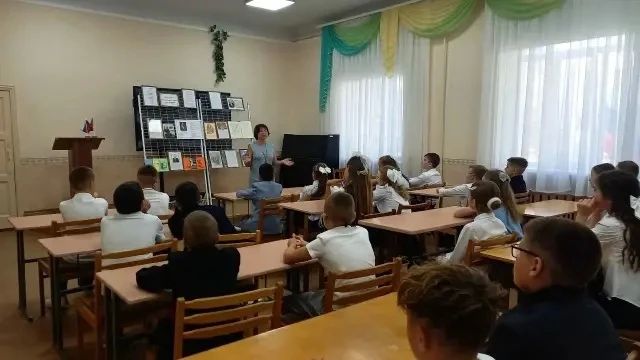 Сегодня, 1 сентября, сотрудники МБУ «Музей истории города Харцызска» представили ребятам ГБОУ «СШ №1 Г.О. Харцызск» выставку «Россия наша страна, и мы её народ», из фондов музея в рамках реализации... Сегодня, 1 сентября, сотрудники МБУ «Музей истории города Харцызска» представили ребятам ГБОУ «СШ №1 Г.О. Харцызск» выставку «Россия наша страна, и мы её народ», из фондов музея в рамках реализации...