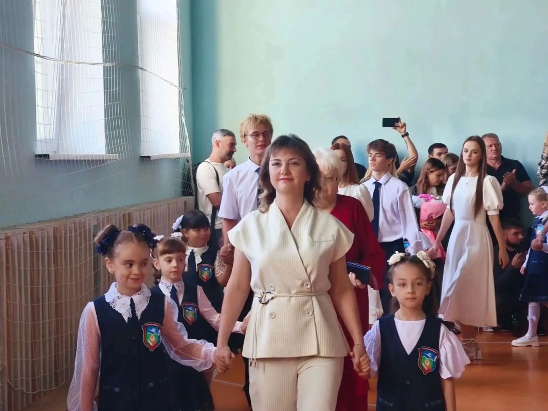 Продолжаем наше путешествие! Следующая остановка в Мангушской школе № 2 Продолжаем наше путешествие! Следующая остановка в Мангушской школе № 2