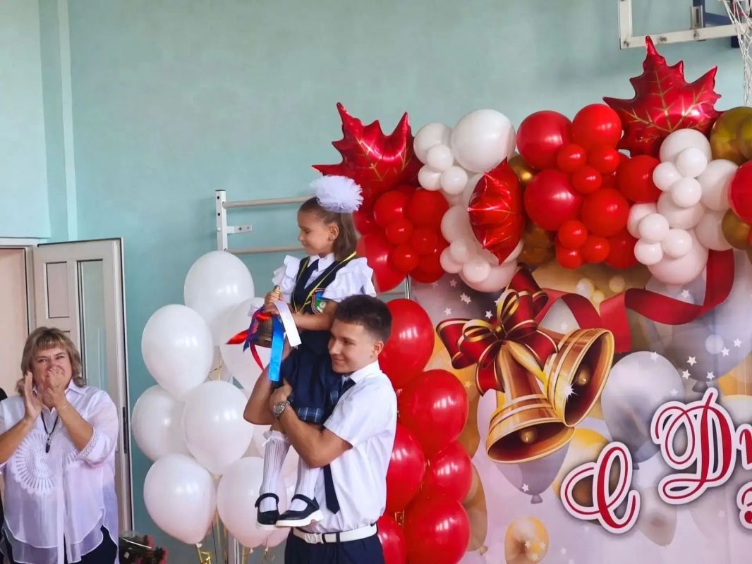 Продолжаем наше путешествие! Следующая остановка в Мангушской школе № 2 Продолжаем наше путешествие! Следующая остановка в Мангушской школе № 2