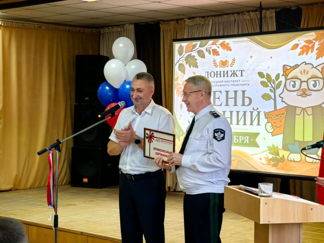 Александр Бондаренко: В День знаний принял участие в торжественной церемонии посвящения в студенты первокурсников Донецкого института железнодорожного транспорта! Александр Бондаренко: В День знаний принял участие в торжественной церемонии посвящения в студенты первокурсников Донецкого института железнодорожного транспорта!
