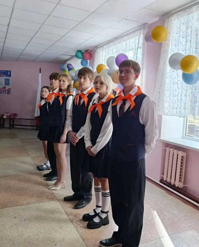 Наталья Бегуненко: Сегодня учащихся Школы № 101 им. А.А. Удодова пришли поздравить депутат Донецкого городского совета, председатель НКО «Петровское районное в г. Донецке отделение Общественной организации «Союз ветеранов... Наталья Бегуненко: Сегодня учащихся Школы № 101 им. А.А. Удодова пришли поздравить депутат Донецкого городского совета, председатель НКО «Петровское районное в г. Донецке отделение Общественной организации «Союз ветеранов...