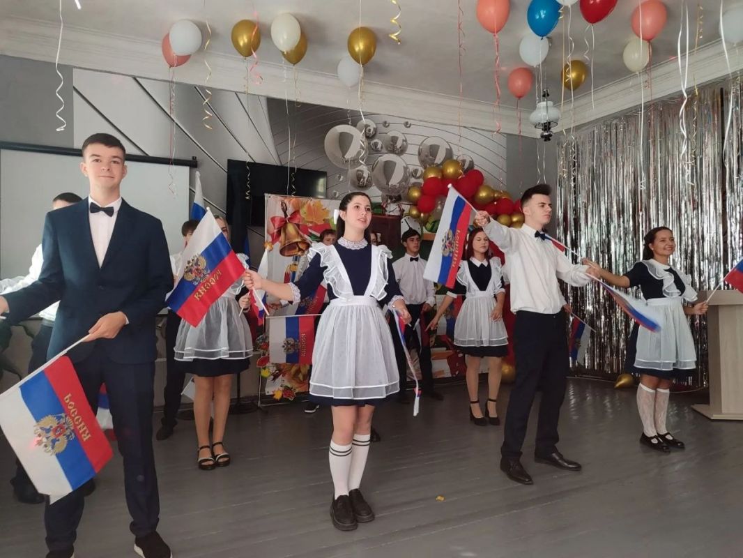 Ура! Сегодня в школах г. Моспино прозвенел первый звонок! Ура! Сегодня в школах г. Моспино прозвенел первый звонок!