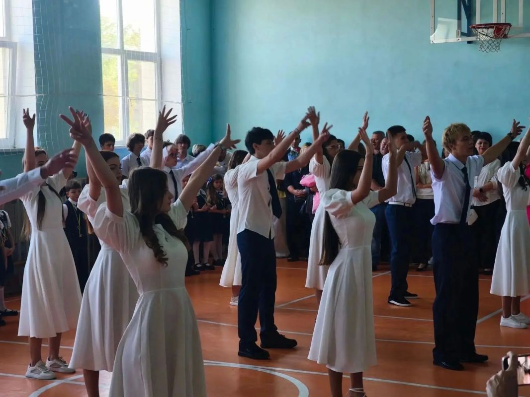 Продолжаем наше путешествие! Следующая остановка в Мангушской школе № 2 Продолжаем наше путешествие! Следующая остановка в Мангушской школе № 2